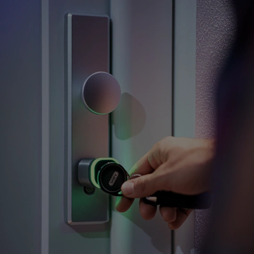 Elektronisches Türschloss einer elektronische Schließanlage wird geöffnet